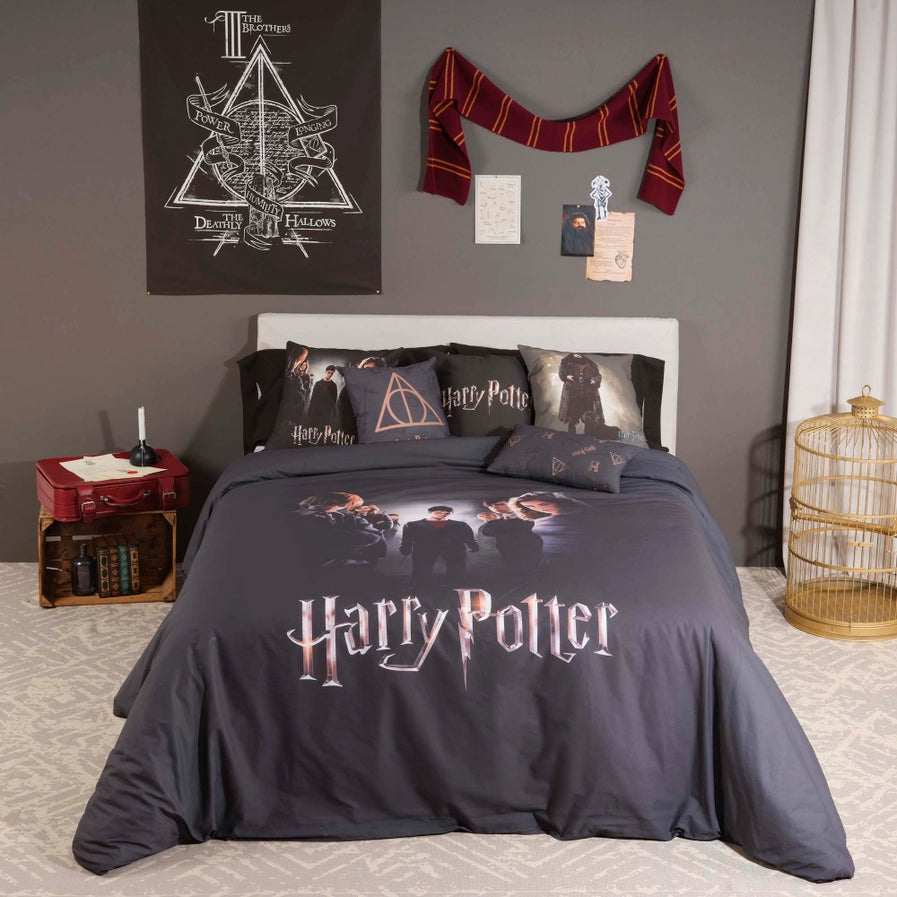 Bedroom with Harry Potter-themed bedding and decor on a gray wall.